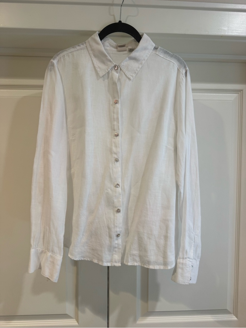 Women’s White Linen Long-Sleeve Button-Up Shirt